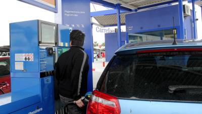 El ahorro a la hora de repostar puede llegar a ser muy notable en función de la gasolinera. Foto: Lluís Milián