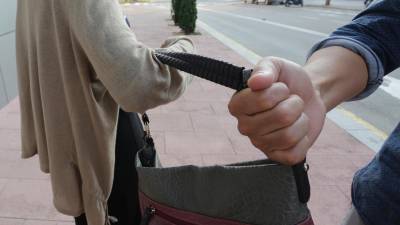 Recreación de un tirón de un bolso a un peatón. FOTO: DT
