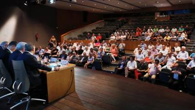 Unos 150 alcaldes, concejales y técnicos del Camp de Tarragona acudieron a la reunión convocada por el presidente de la Diputació. Foto: Pere Ferré