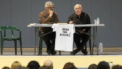 Josep Pàmies (derecha), durante la charla celebrada en Alcanar. FOTO: J. REVILLAS