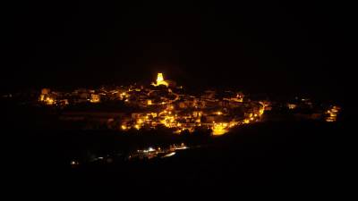 Imagen nocturna del municipio de Ulldemolins, en el Priorat, con luz LED PC Ambre. FOTO: PARC ASTRONÒMIC MUNTANYES DE PRADES