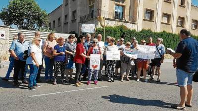 Parte del grupo que protestó en la mañana de ayer delante de Salut, en Tarragona. FOTO: DT