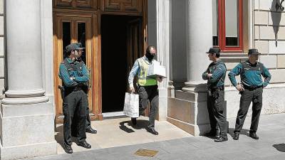 La Guardia Civil, en el Ayuntamiento de Reus durante un registro efectuado en el marco del caso Traiber, en 2015. foto: alba mariné/DT
