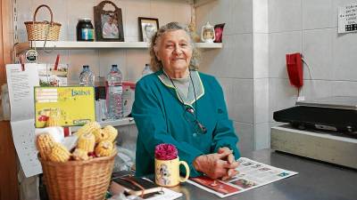 Isabel Solís, ayer tras el mostrador del negocio que ha regentado durante más de tres décadas. FOTO: fabián acidres