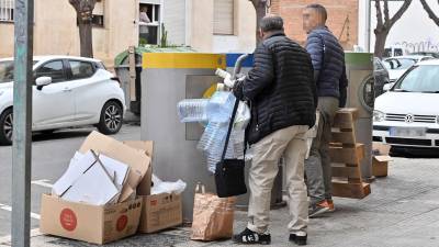 Cajas de cart&oacute;n fuera de los contenedores, en la calle de Sor Llu&iuml;sa Estivill. FOTO: Alfredo Gonz&aacute;lez