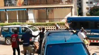 Captura de pantalla del vídeo del enfrentamiento entre Mossos y manteros al que ha tenido acceso el ‘Diari’. FOTO: cedida