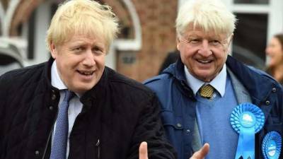 Imagen de Boris Johnson junto a su padre Stanley Johnson. EuropaPress