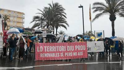 La concentració va arrencar ahir al matí a l’amfiteatre de la platja de l’Alguer, a l’Ametlla de Mar. FOTO: M. Pallás