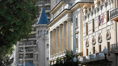 El antiguo edificio del Banc de España, de 3.700 metros cuadrados en la Rambla Nova, está cerrado desde el año 2003. PERE FERRÉ