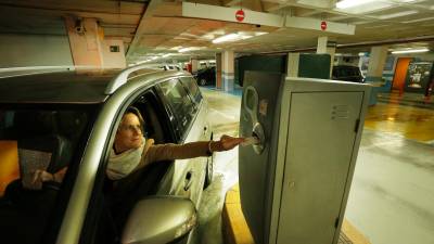 Una usuaria de un parking municipal, en una imagen reciente. FOTO: Pere Ferré