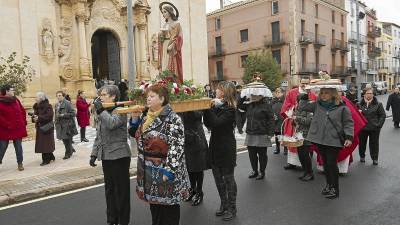 Imatge de la processó amb el pa beneït a la festa de Santa Agda de l’any passat. FOTO: Joan Revillas