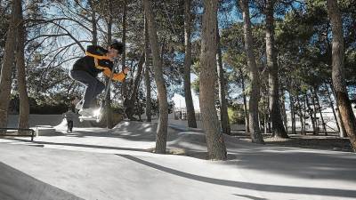 Un jove amb el seu ‘scooter’ gaudint de l’skatepark recentment ampliat, aquest dimecres, 2 de gener, al matí a Tortosa. FOTO: Joan Revillas