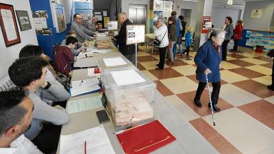 Votaciones en un colegio de Tarragona durante las elecciones generales del 28-A. Foto: Pere Ferré