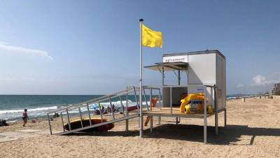Imagen de archivo de una playa con bandera amarilla. Foto: DT