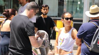 Un agente de los Mossos d’Esquadra rebusca en el bolso de esta joven por si esconde algo. Foto: A.Mariné
