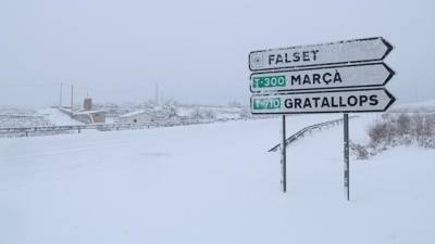 Imatge de la carretera d'accés a Falset completament nevada. Foto: ACN