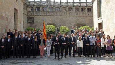 El presidente Carles Puigdemont anunció el viernes, junto a todo el Govern y los diputados independentistas, que piensa convocar para el próximo 1 de octubre, sin el aval del Gobierno del Estado, el referéndum. Foto: EFE