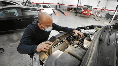 Un mecánico trabajando en el taller Autocarrocerías Eurocar, en Tarragona. FOTO: PERE FERRÉ