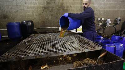 El primer proceso por el que pasa el aceite comestible para reciclar es un filtrado para eliminar partículas. FOTO: lluís milián