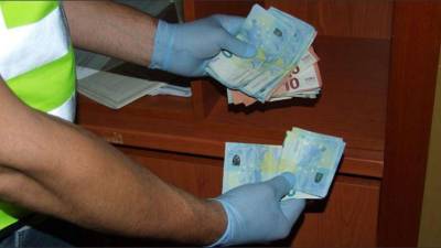 Imagen de archivo de la policía sustrayendo dinero. Foto: CME