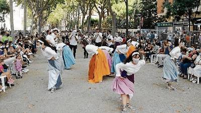 El Ball de Sederes, i gent dins i fora del recinte. foto: Alba Mariné