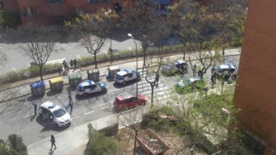 Cinco coches patrullas este miércoles en la calle Badalona de Reus. FOTO: Raúl
