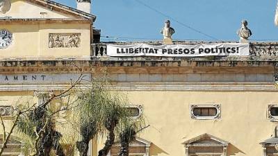 Imagen de la pancarta que colgaba de la fachada del Ayuntamiento de Tarragona. Pere Ferré