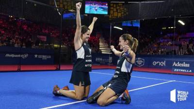Ari Sánchez celebra la conquista junto a Paula Josemaría.
