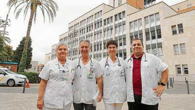 Desde la izquierda, la enfermera Rosa Sánchez y los doctores José Antonio Porras, M. Teresa Auguet y David Riesco. FOTO: Alba Mariné