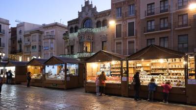 La Casa Navàs, a la plaça del Mercadal, té la façana decorada durant les festes de Nadal. FOTO: FABIÁN ACIDRES