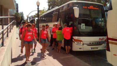 Asistentes a la concentración se suben a los autocares en la Avinguda Lluís Companys. Foto: R. C.