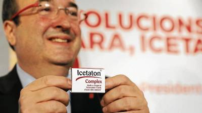 Iceta, ayer, con el ‘Icetaton’, medicamento imaginario para solucionar la situación en Catalunya. foto: efe