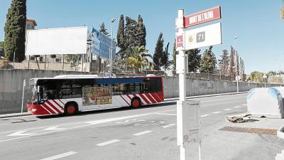La agresión a un inspector de la EMT, el pasado domingo, tuvo lugar en la parada de autobús La Muntanyeta, en el Culubret. FOTO: PERE FERRÉ