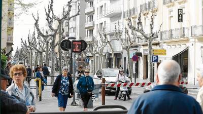 Imagen de la calle Barcelona, que seguirá como hasta ahora y finalmente no se peatonalizará esta temporada. FOTO: alba mariné