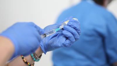 El momento de la preparación de una vacuna. EFE