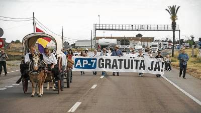 Imatge d’un dels talls del col·lectiu a l’N-340 per reclamar la gratuÏtat de l’AP-7. FOTO: Joan Revillas