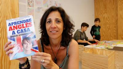 Bego Corrales con el libro donde propone recomendaciones para que las nuevas generaciones dominen el inglés. Foto: Pere ferré