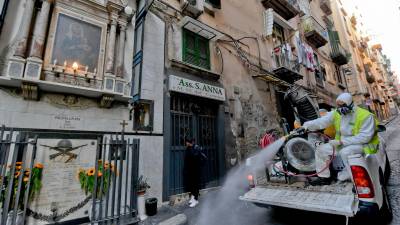 Operación de fumigación contra el virus en las calles de Nápoles. efe