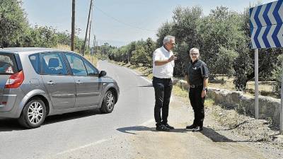 Àngel Xifré i Jordi Vinyals, a l’actual carretera que uneix els dos municipis. FOTO: Alfredo González