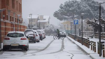 Espectacular imagen del municipio de Flix, donde la nieve ha dejado cubierto de blanco sus calles y plazas. Foto: J. Revillas