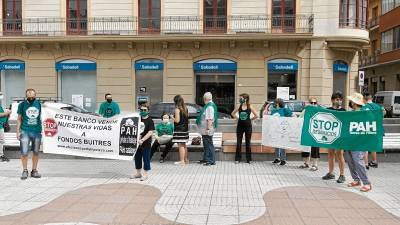 Manifestants davant l’entitat bancària. FOTO: Joan Revillas