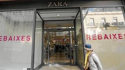 La tienda Zara cerró puertas el pasado 13 de enero. Unos días después también lo hizo la perfumería San Remo. FOTO: Lluís Milián/DT