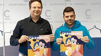 Oliver Klein y Marc Luque, posan con el cartel del carnaval creado por Natàlia Salat. FOTO: AJUNTAMENT DE CAMBRILS