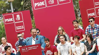 El secretario de Organización del PSOE, José Luis Ábalos, ayer durante la Fiesta de la Rosa en Torrent (Valencia). Foto: EFE