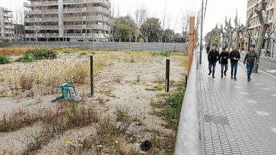 Los terrenos de la Aduana de Salou en la calle Barcelona llevan desde el año 2006 vacíos. FOTO: Alba Mariné