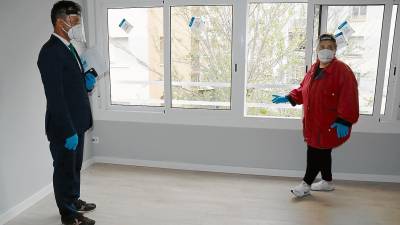 Una clienta de Serveis Immobiliaris Fortuny de Reus, en una visita a un piso en venta, junto a un agente inmobiliario. FOTO: ACN
