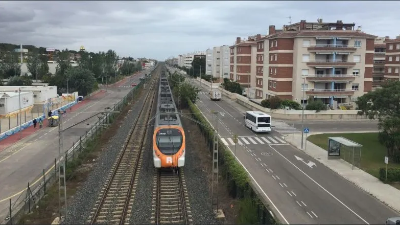 Un tren a su paso por Calafell, donde también habrá pantallas.