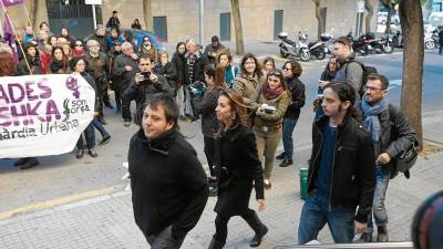 Laia Estrada, entre los otros dos condenados por el caso, entrando en el Palau de Justícia. FOTO: Alba Mariné/DT