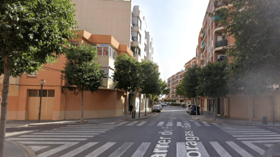 El conductor estaba aparcado en la calle Francesc Moragas i Barret esperando a su esposa, que estaba de compras. FOTO: Google