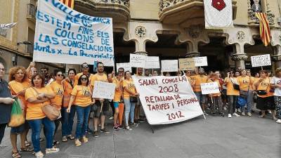 magen de los trabajadores de Villablanca y del centro Bellissens, ayer durante las protestas. FOTO: a. gonzález